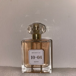 Oanvänd parfym - NATTI DANIELSSONS parfym 50 ml. Har sprutat en eller två gånger och i princip oanvänd☺️