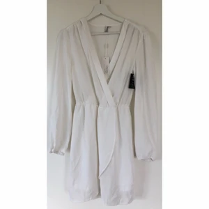 Pleated Wrap Dress strl 36 - Helt ny klänning från NLY TREND i storlek 36