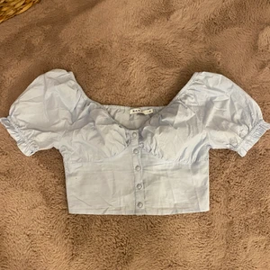 Fest top - Säljer denna jätte fina babyblåa top, använd få gånger, får tyvärr inte på mig den längre. 