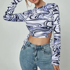 Långärmad tröja - Långärmad mönstrad tröja ifrån Shein, använd 1 gång.💙