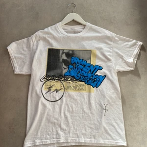 Cactus Jack x Fragment T-shirt  - Tja! Säljer den här feta tishan från Cactus Jack x Fragment! Storlek: M, något oversized Skick: 9/10 endast testad Pris: 1000kr Kom med bud!