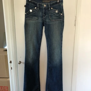 Jeans Rock & Republic - Low waist jeans, bootcut från Rock & Republic strl 25, små i storleken, säljer pga för små. Midjemått 73 cm, innerbenslängd 83 cm.