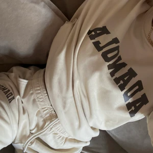 Adanola set - Hejsan! Jag säljer mitt fina adanola set, byxor och tröja strl M pga använder inte. Ordinarie pris 900kr. Köpare står för frakt❤️‍🔥