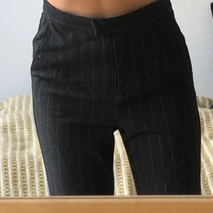 Byxor från Nakd - Supersnygga randiga kostymbyxor från Nakd! Använda ett fåtal gånger. Dessvärre kommer de aldrig till användning längre. Jag är 167 cm lång💛