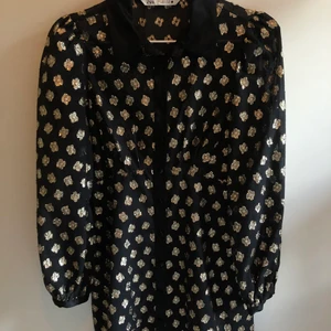 Klänning  - Klänning från zara som är köpt förra året. Använd bara en gång så den är i bra skick