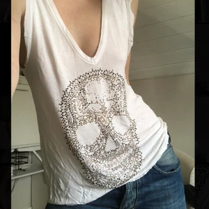 Zadig & Voltaire tröja - Så cool och unik rhinestone döskalle tröja! Några av stenarna har ramlat av med det är inget man tänker på!! Storlek skulle jag säga är XS - M beroende på hur man vill att den ska sitta. Skriv privat för fler frågor och bilder<3