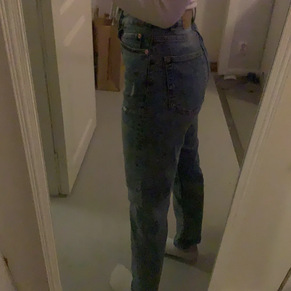 ett par mom jeans från hm i storlek 36. sitter väldigt skönt, använde mycket för ca ett halvår sen man har inte använt så mycket på senast💕💕. Jeans & Byxor.