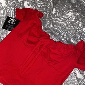 Röd topp  - Röd topp från nelly aldrig använd, kan skicka bättre bild vid intresse 