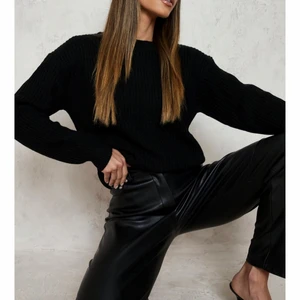 Stickad tröja  - Svart stickad tröja från Boohoo, aldrig använd då det inte riktigt var min stil 🖤