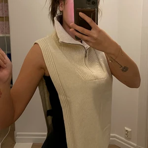 Stickat!  - En super mysig varm ”halv” tröja!  Frakten kostar 69kr! Aldrig använd 