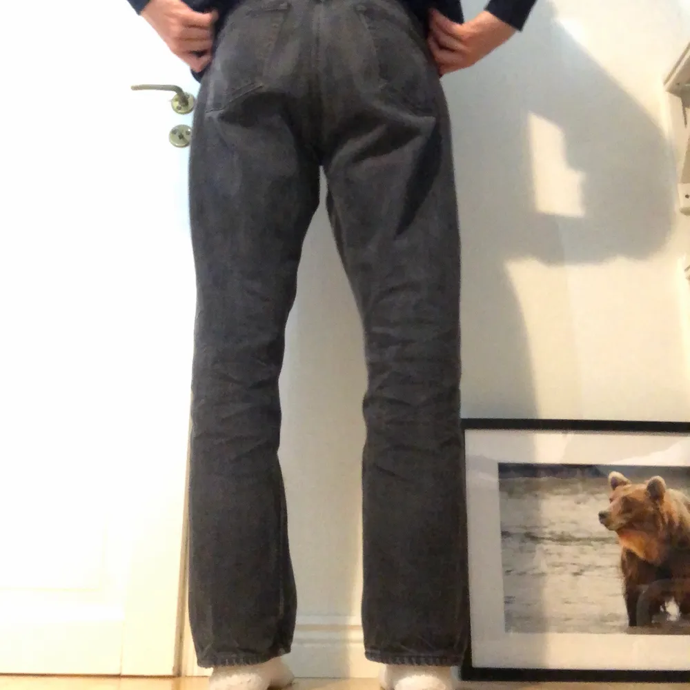 Weekday space jeans i en snygg tvättad svart färg. Fint skick förutom liten slitning nere på byxan, vilket ger den lite vintage-vibe. Storlek W32 L32. Jeans & Byxor.