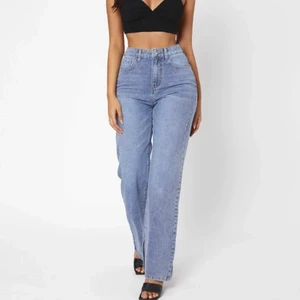 Utsvängda jeans med slits - Jeans med slits i strl 26 vilket motsvarar en 36 beroende på hur ”baggy” man vill ha dom. Bra i längd och sitter tight och fint vid midjan och rumpan, och lite lösar vid benen. Helt nya!! Enbart testade. Kan mötas upp i Stockholm/Älvsjö, samt frakta men då står köparen för frakten🌸🌸