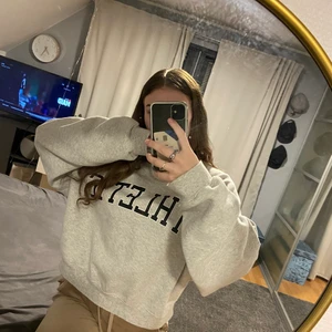 Fin tjocktröja - Säljer min fina tjocktröja från Bikbok, oversized i storleken perfekt nu till hösten och vintern!! Jätte mysigt material och knappt använd.