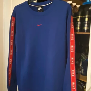 Nike crewneck  - En vintage blå Nike crewneck i storlek S. Använd 3 gånger bara. Säljer eftersom där är för liten för mig men är i väldigt bra skick. Dm för mer frågor. 