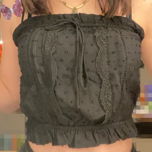 Svart cool top<3 - Svart linne med volanger:)