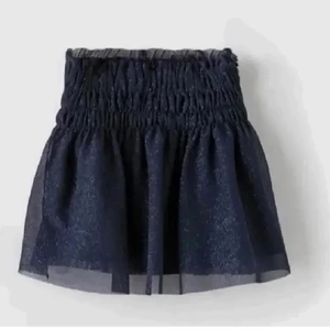 Kjol - Säljer denna as fina och trendiga kjolen ifrån zara!! Jag är 162 och den passar perfekt på mig men tror att den skulle kunna passa storlekar xs-m för att den har resår runt midjan❤️ Också super fin som topp!!! Köp direkt för 350kr men det är många som vill köpa direkt så kanske höjer kanske❤️