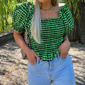 Zara topp - Säljer min populära topp från Zara! Så himla fin & cool 💚🖤