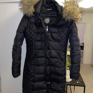 Rock and blue - En helt ny rockandblue vinter jacka storlek 36 sitter jätte fint i passformen. Äkta päls ingår, den är avtagbar också