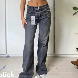 Zara jeans  - Säljer mina superfina trendiga zara jeans🖤 De är i midrise modellen och full lenght, Storlek 36🤍🤍 BUDA!