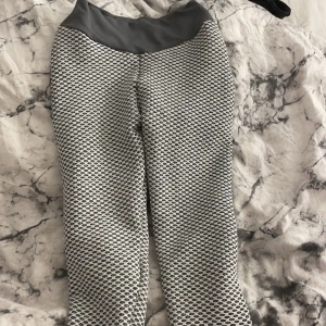 Dom blir jätte streckiga när man sätter  - Sitter välldigt bra på rumpan