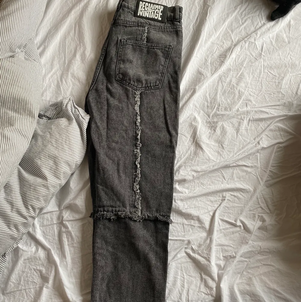 Gråa raka jeans med Frans detaljer på fram och baksida. Aldrig använda pga för stora. Storlek W28, 70cm. Nypris 800kr. Jeans & Byxor.