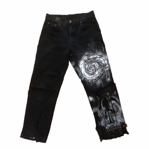 baggy graffitti jeans - om ni ser dessa 2 gånger så är det för att jag la ut samma byxor på min andra profil lol. men iallafall så är det ett par baggy jeans som jag sprayat med textilfärg och tillsatt nitarmband samt säkerhetsnålar. fråga för fler bilder och mått 🦈