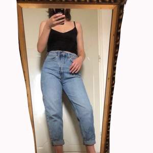 Jeans från Weekday i modell Lash (W27 L28) Sjukt snygga och bekväma.