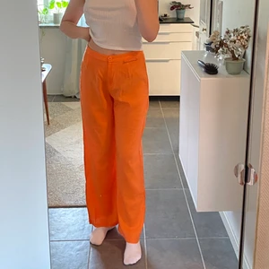 Orange tygbyxor - Från Bershka. Använda en gång, bra skick. Säljer pga att de används alldeles för lite. Frakt tillkommer