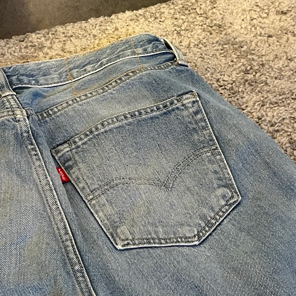 Jätte fina Levis jeans som e raka och midrise, lappen på baksidan av de är borttagen men ganska säker på att de är 501:or❤️Super bra skick!❤️ Väldigt vintage då de är gamla💖Skickar spårbart 66kr🥰Kan köpas direkt. Jeans & Byxor.
