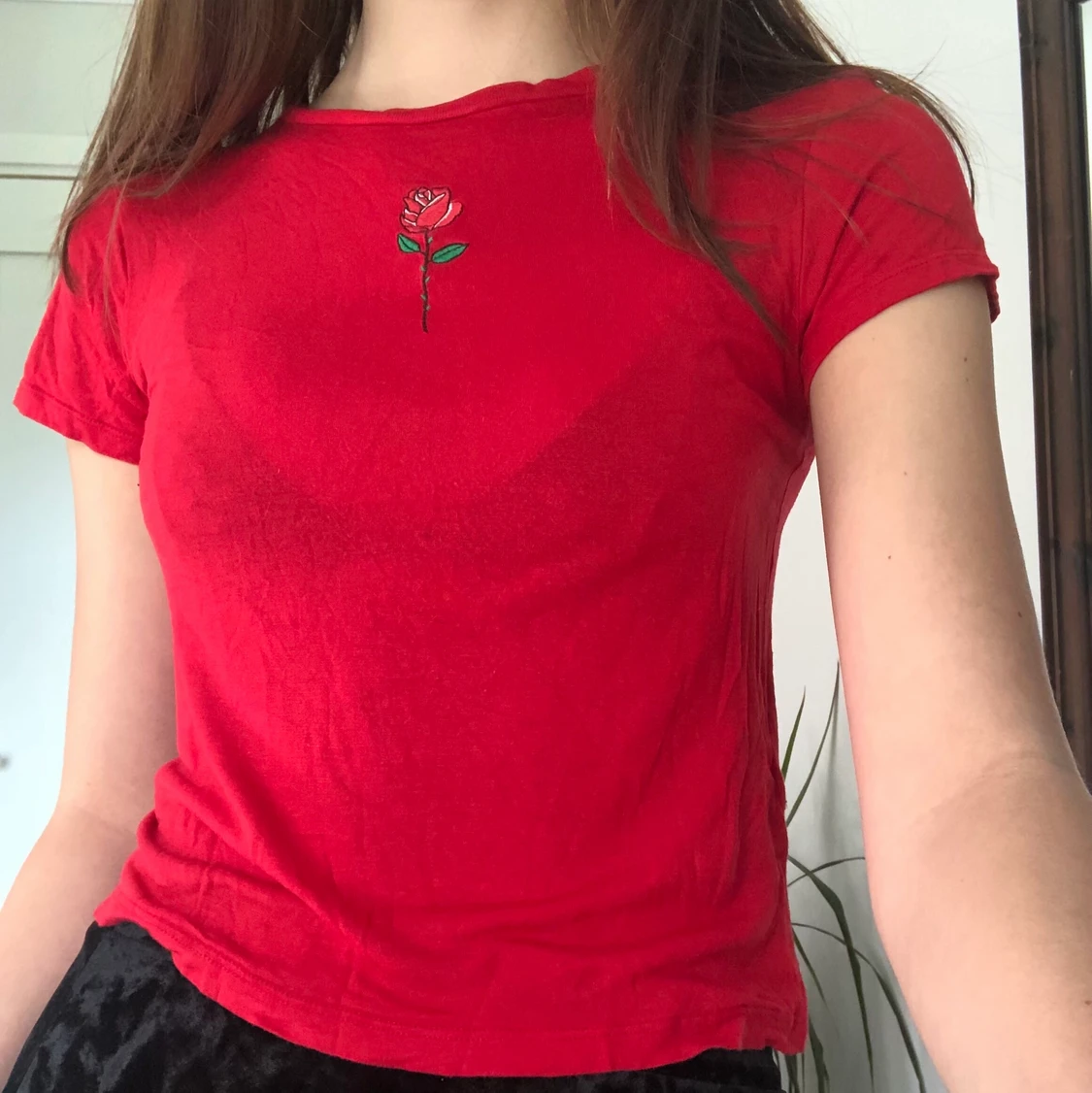 Röd söt t-shirt med broderad ros