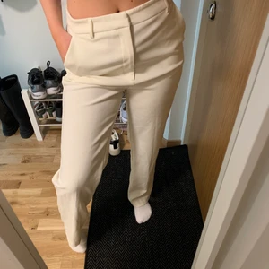 Gina Tricot Kostymbyxor Strl 36 - Säljer dessa vita kostymbyxor. Sällan använda och i fint skick! Jag är 167 lång och de passar mig i längden.
