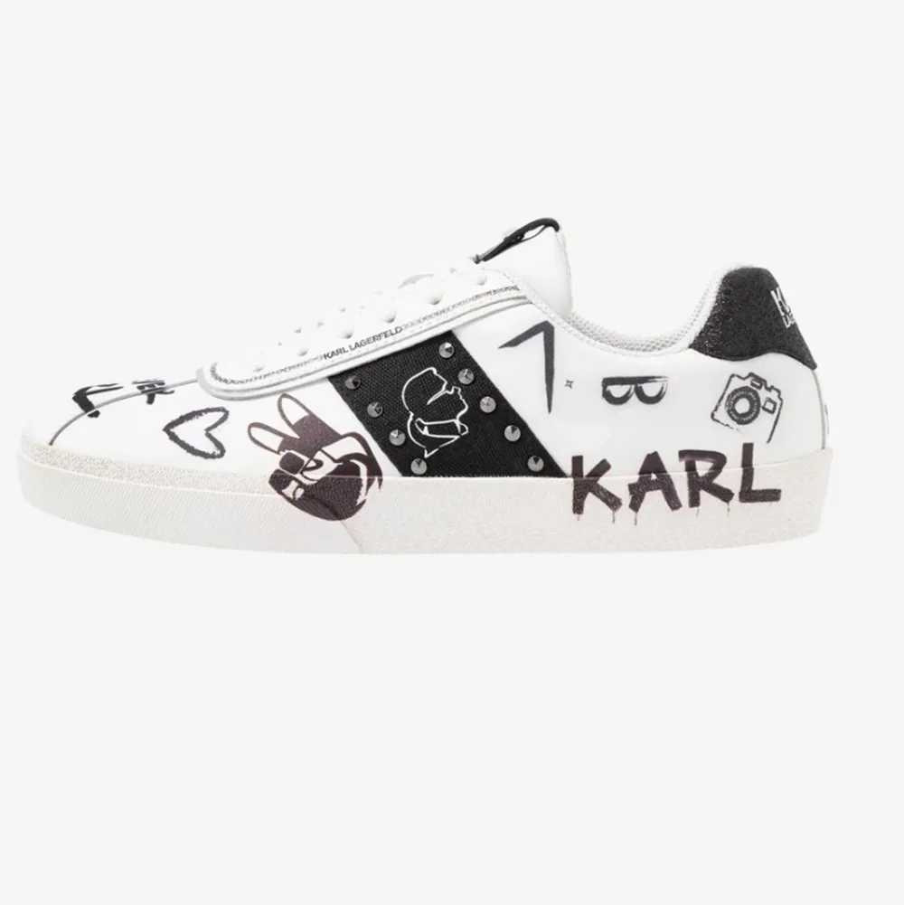 Säljer dessa coola Karl Lagerfeld skor i modellen ”SKOOL BANDANA LACE” slutsålda överallt. Nypris: 2145  storlek: 39 . Skor.