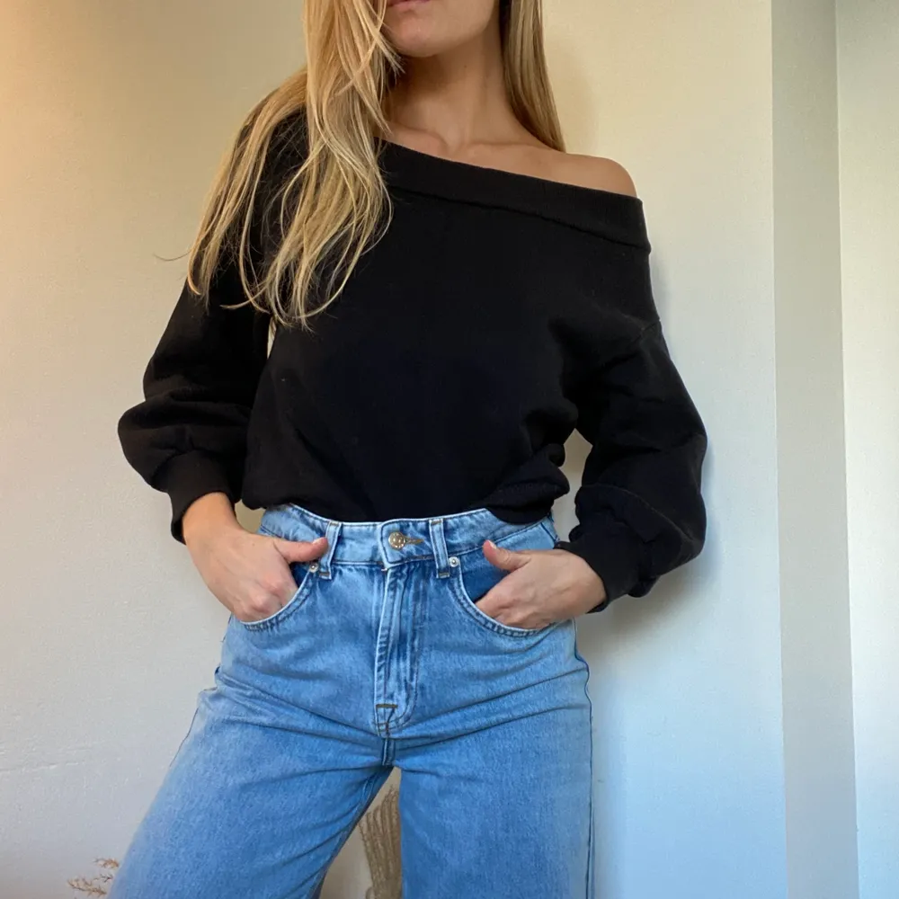 Snygg och skön tröja med off shoulder🌙 bra skick!. Tröjor & Koftor.