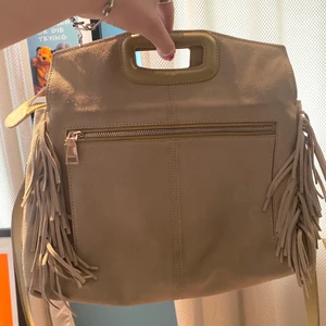 Maje väska - En beige maje väska i mocka. Större modell, använd ca 4 ggr. Nypris ca 4000, mitt pris 2000 kr. Får plats med mindre dator.