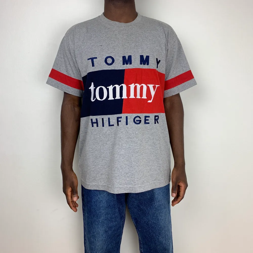 Jättefin fin vintage Tommy Hilfiger tshirt. Den är i jättegod skick men är vintage vilket syns på plagget. Den är storlek L och passar som M/L (Oversized fit). Skulle även säga att den är unisex.  Measurements: Chest:56cm Shoulder to shoulder:49cm Length: 74cm ArmLength:19cm  Modellen är 170cm   Follow @diviinethrift på Instagram  . T-shirts.