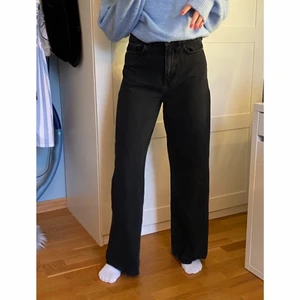 Zara wide leg jeans - Svin snygga jeans men som tyvärr inte kommer till användning då de är för korta för mig (tjejen på bilden är min vän som är 167cm) DMa mig vid intresse. NYSKICK❤️❤️❤️❤️ Köparen står för frakt. Säljer fler jeans från Zara!!