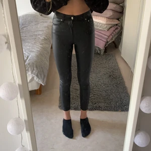 Stretchig läderimitation - Jag säljer dessa byxor då dom är alldeles för korta för mig, dom är i bra skick förutom att de är en tråd som är lös på bakfickan🥰