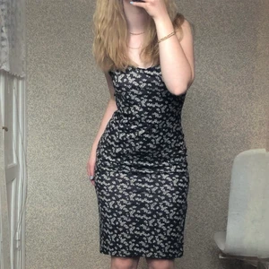 Blommig klänning med slits! - Supersnygg och bekväm blommig klänning med slits i båda sidorna😍 Klänningen är svart med vita blommor och lite brunt i också, superfint!! Klänningen är helt oanvänd och prislapp finns kvar. Strl är 38 men jag tycker den är ganska liten i strl så den passar en 36 också!