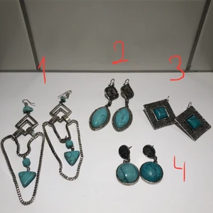 Örhängen - Ääälskar dessa örhängen, så himla fina! Dock enbart använt nr 2 minimala gånger! Dem är i väldigt bra skick och inköpta i Grekland! Säljer dem för 20kr styck eller 60kr för allihop🥰