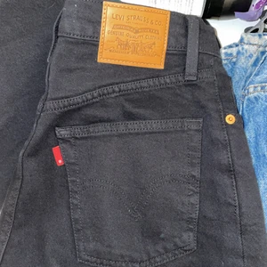 Levis jeans  - Säljer 3 par av mina Levis Jeans som är för små😭 i  modellen ribcage/ wedgie är det tredje) par 1 är svarta, par 2 är mörkblå åt lite stentvättade och nummer 3 är den ” klassiska ” Jeans färgen mer lite ljus ton. Alla är i super bra skick då jag växte ur de snabbt. Är 160 och lagom långa till mig. Midjan är 24-26 men alla är typ samma, 25.  1000 för alla, annars 400 kr stycket ( inköpta för 1099 stycket )