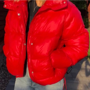 Jacka - Intresse koll!!! Vet inte om jag ska sälja den eller ha kvar! Den är från bik boks vinter kollektion 2020 som inte finns kvar. Den är i storlek S men skulle säga att de är lite mer oversized💓 Har dock inte så mycket användning.🍂🍁🌟 HAR FÅTT BUD PÅ 900 ni får buda på högre om ni vill köpa