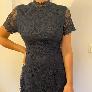 Marinblå spets klänning - Jätte fin marinblå klänning från AX paris. Priset exl frakt men kan även mötas