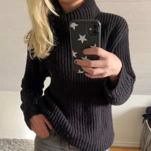 Svart tröja - Svart tröja med krage. Bra skick. 200kr+frakt