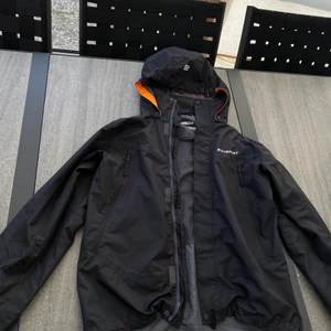 Everest vindjacka storlek XS/S - Som ny, väldigt bra skick! Säljer då den endast kommit till användning en gång. Kan hämtas upp i Malmö eller Ljungbyhed☺️