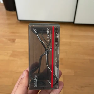 En sjukt bra ögonfransböjare - Säljer en sjukt bra och helt ny ögonfransböjare, då jag har två stycken så säljer jag den ena, min absoluta fransböjare och håller fransarna uppe hela dagen, slutsåld nästan överallt🥰