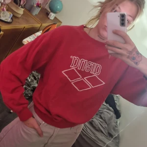 Arena tröja bud från 10 kr! - Supersnygg rare vintage 90 tal äkta arena tröja 🥰❤ arena är en klassiskt sportmärke som främst gör simkläder. Bud från 10 kr. Buda ej om du inte tänkt köpa. Köpare betalar frakten. Samfraktar vid köp av flera varor 🥰 auktionen avslutas imorgon lördag 16/10. Köp direkt 44 kr + frakt