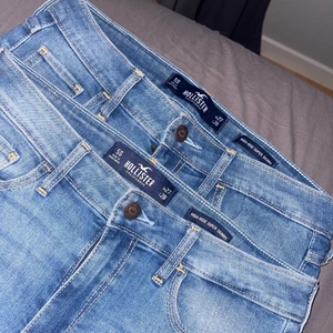 Hollister jeans - Hela och fina i mycket bra skick! 2 par likadana hollister jeans. Inte mycket använda eftersom dom är förstora för mig. High-Rise super skinny. Nypris ca 700kr/st. Mitt pris 200kr/st Kan köpas tsm eller var för sig.😊 Köpare står för frakten!