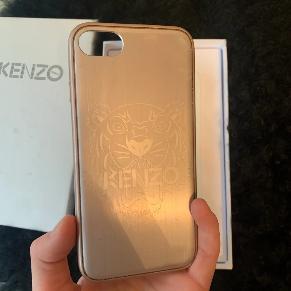 Kenzo skal med ett skit coolt tryck som är lite diskret till en iPhone 7. Övrigt.