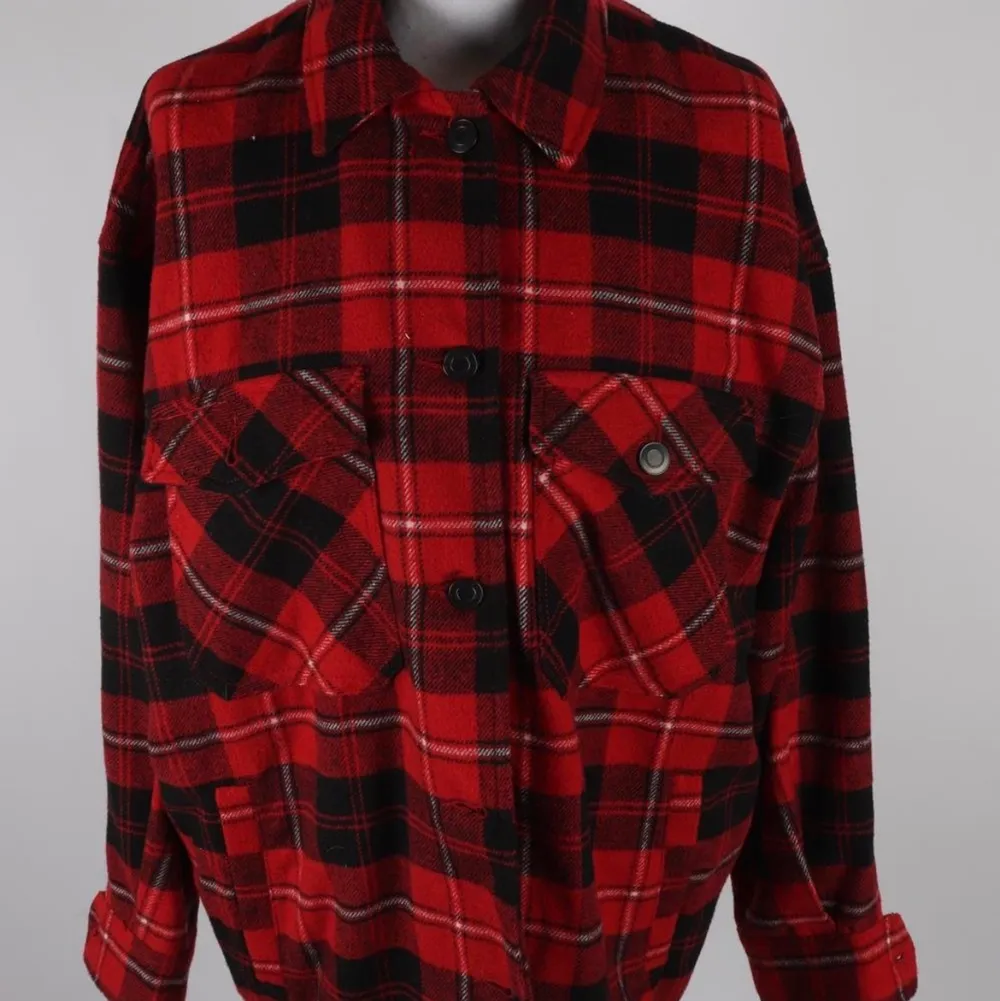Fint skick röd skjortjacka strl M, 250 kr eller högstbjudande. Jackor.