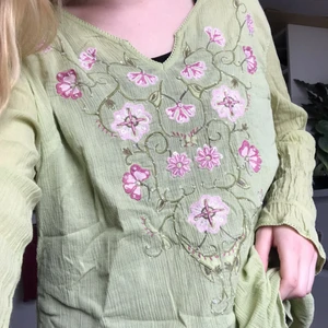 Blus  - En superfin grön blus med rosa broderier och paljetter på framsidan. Står inte storlek i tröjan men jag har s som referens. 